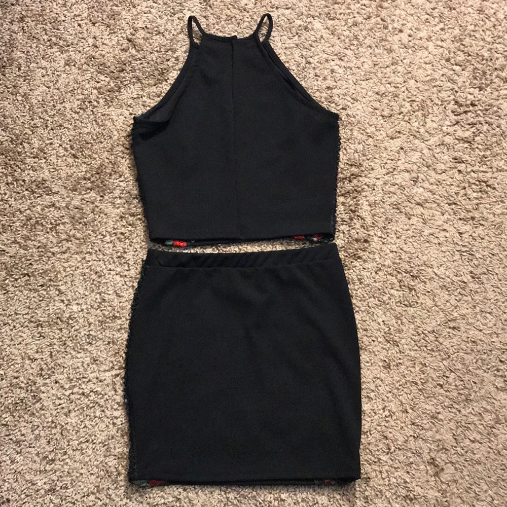Two piece- rose embroidery - Picture 4 of 4